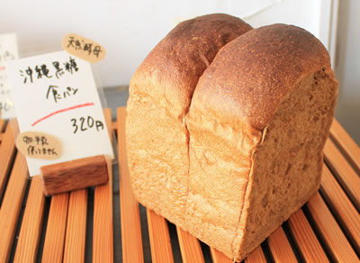 沖縄黒糖食パン写真